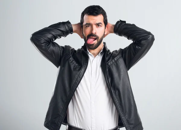Homme veste en cuir sortant sa langue — Photo