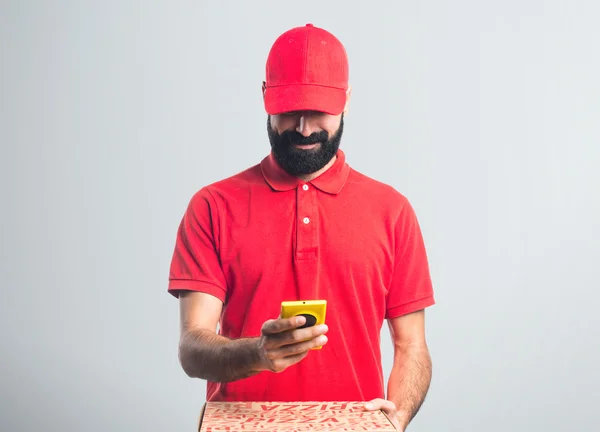 Rozvoz pizzy muž držící mobilní — Stock fotografie