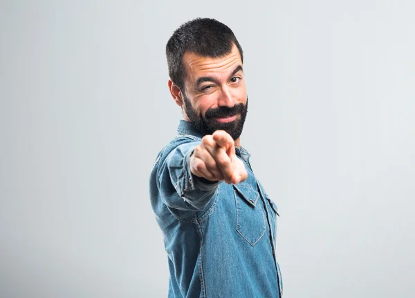 Bonito homem sobre fundo isolado — Fotografia de Stock