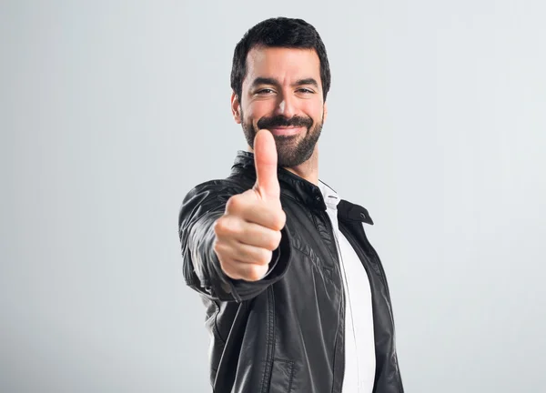 Hombre guapo sobre fondo aislado — Foto de Stock