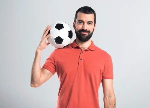 Bell'uomo che tiene un pallone da calcio — Foto Stock