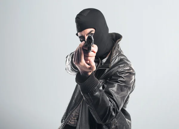 Rånare skytte med en pistol — Stockfoto
