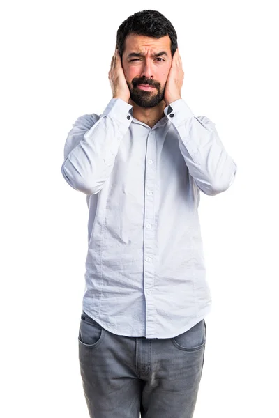 Man die zijn oren bedekt — Stockfoto