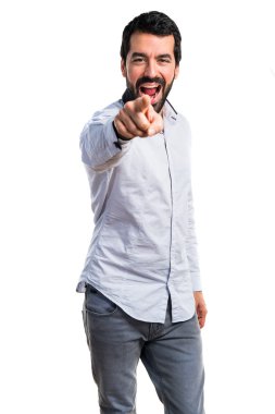 Öne doğru işaret eden adam