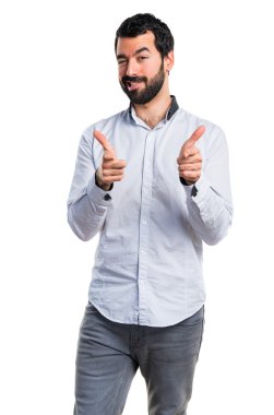 Öne doğru işaret eden adam