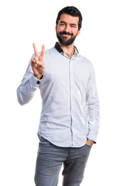 Zafer hareketi yapan adam.