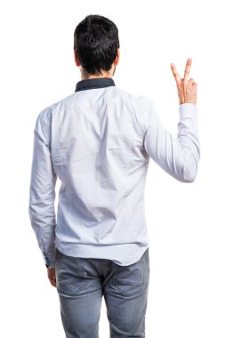 Zafer hareketi yapan adam.