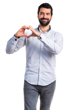 Elleriyle kalp yapan adam