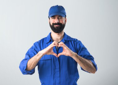 Tesisatçı elleri ile bir kalp yapma