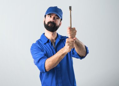 Bir çekiç tutan tesisatçı