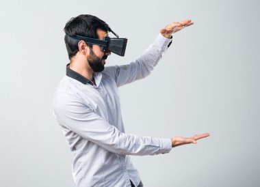 Bir şey tutan Vr gözlük kullanan adam