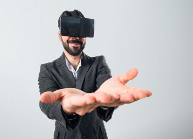 Bir şey tutan Vr gözlük kullanan adam