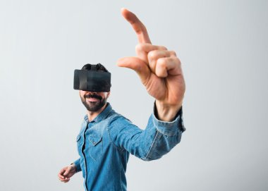 Bir şey tutan Vr gözlük kullanan adam