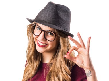 Ok işareti yapmak yenilikçi genç kız