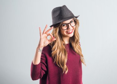 Ok işareti yapmak yenilikçi genç kız