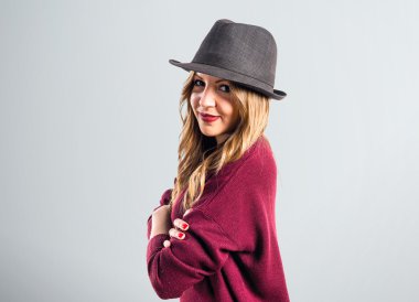 Genç kız izole arka plan üzerinde