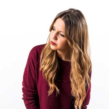 Genç kız izole arka plan üzerinde