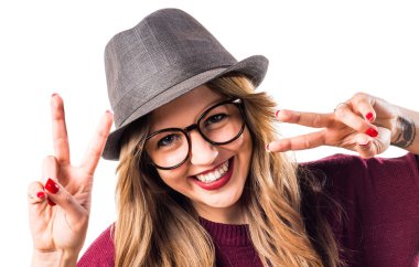 Hipster genç kız zafer jest yapıyor