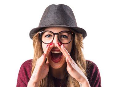 Hipster genç kız bağırarak