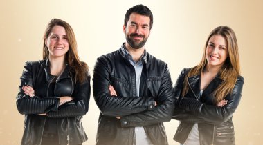 Kollarını çapraz arkadaşlarınızla