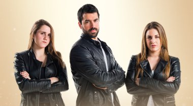 Kollarını çapraz arkadaşlarınızla