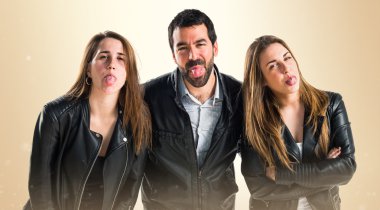 Üç arkadaş bir şaka yapıyor