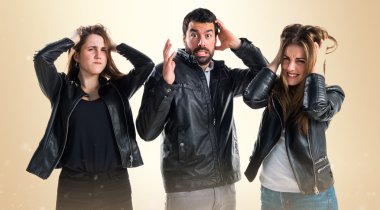 Siyah deri ile sinirli arkadaşlar