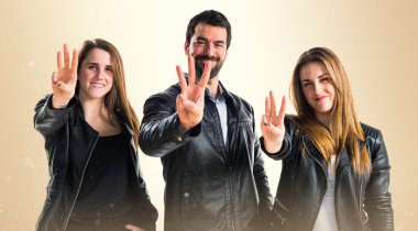 Üç arkadaş üç sayım