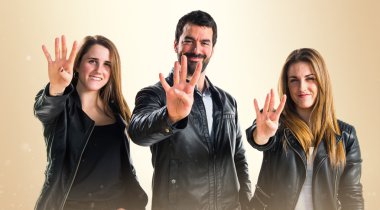 Üç arkadaş dört sayma