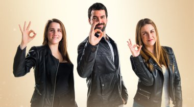 Üç arkadaş ok işareti yapmak