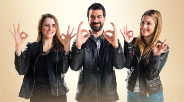 Üç arkadaş ok işareti yapmak