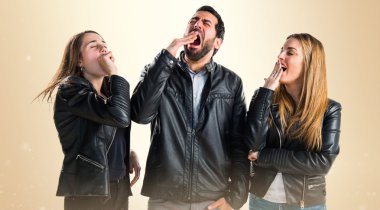 İzole arka plan üzerinde arkadaşlar