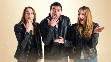 Gör sürpriz jest yaparak