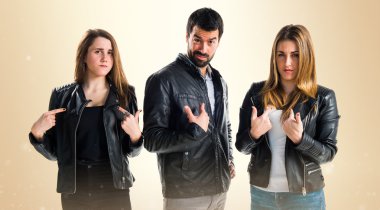 Gör sürpriz jest yaparak