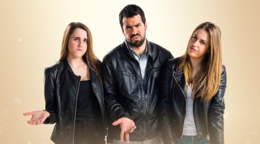 İzole arka plan üzerinde arkadaşlar