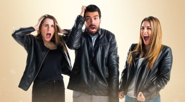 Gör sürpriz jest yaparak