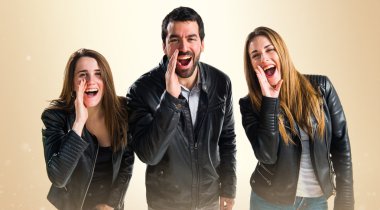 İzole arka plan üzerinde arkadaşlar