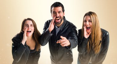 İzole arka plan üzerinde arkadaşlar