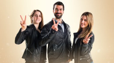 İnsanlar zafer jest yapıyor