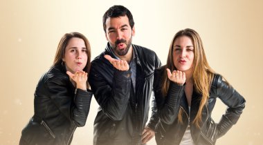 İnsanlar bir öpücük gönderme