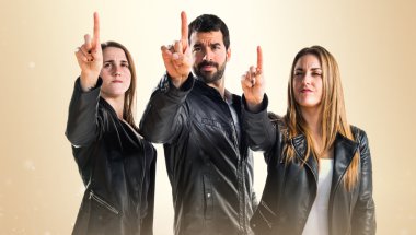 Şeffaf ekranda dokunmadan insanlar