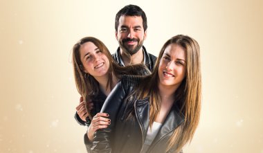 Siyah deri ile üç arkadaş