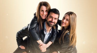 Siyah deri ceket ile üç arkadaş