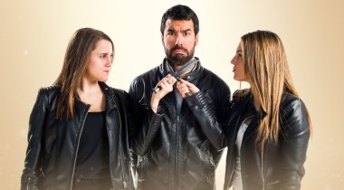 Kızlar bıçakla tehdit eden bir adam