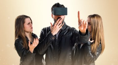 VR gözlüklü adam.