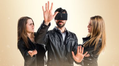 VR gözlüklü adam.