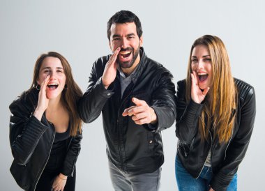 İzole arka plan üzerinde arkadaşlar