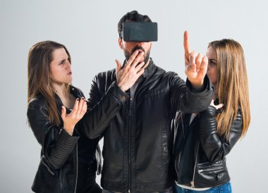 VR gözlüklü adam.