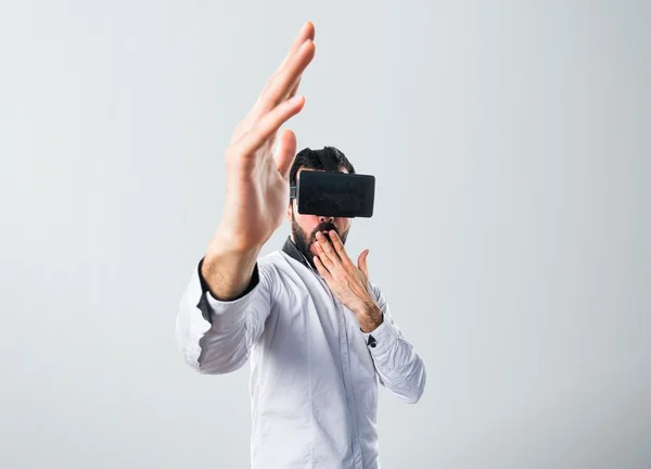 Hombre usando gafas VR haciendo gesto sorpresa — Foto de Stock