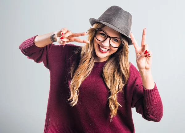 Hipster ung flicka gör seger gest — Stockfoto